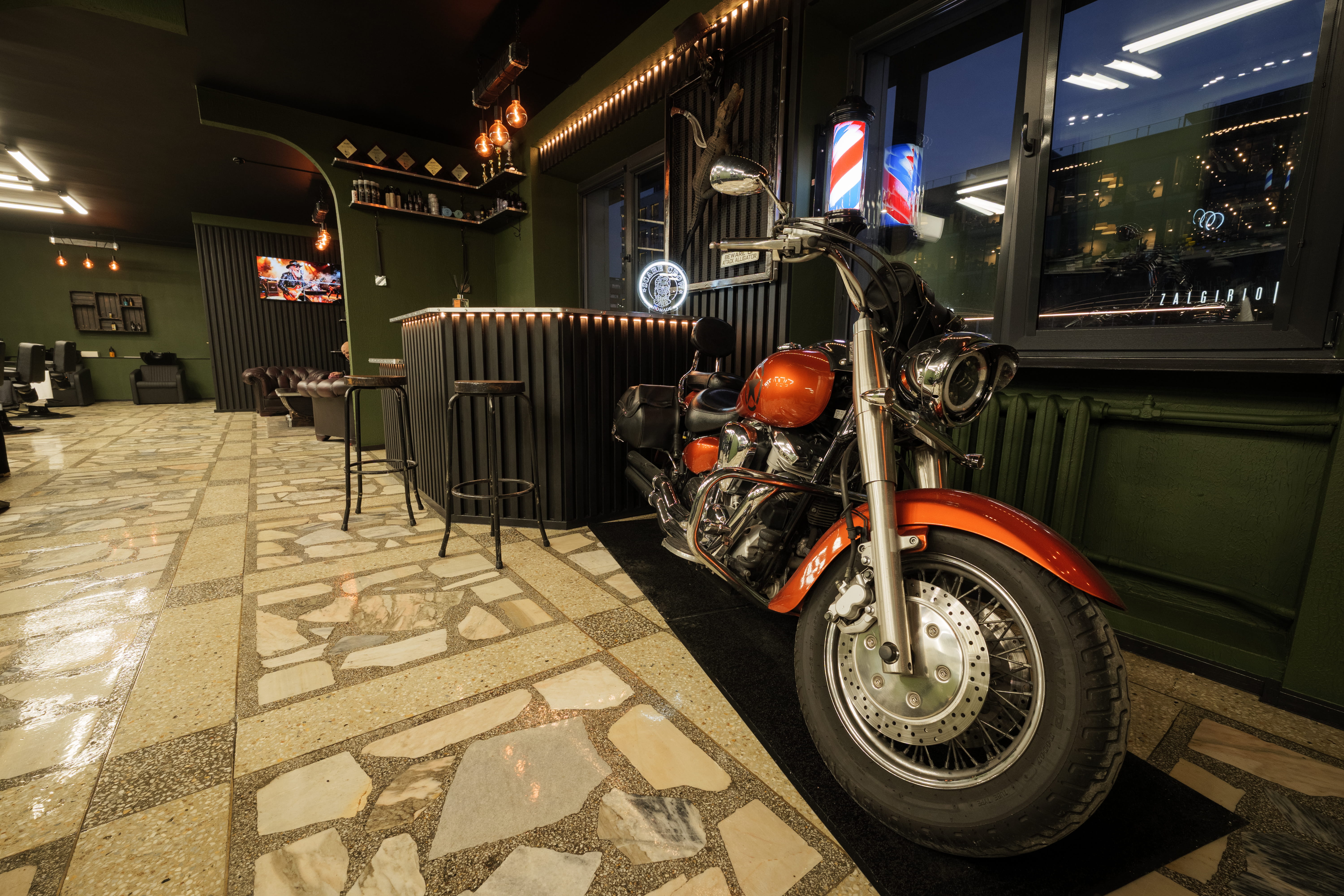 Ponas Aligatorius barbershopas Vilniuje - interjeras su motociklu